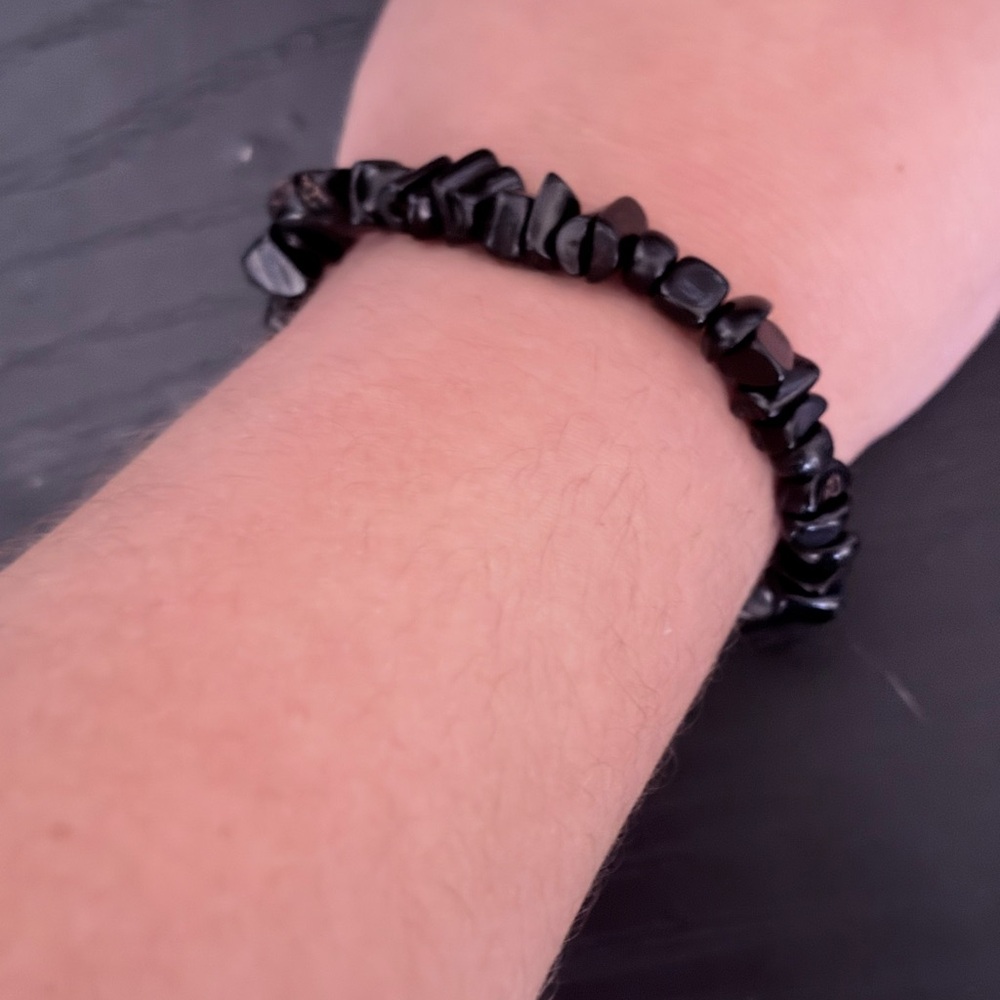 Handcrafted black gemstone chip beaded bracelet - Picture 3 of 4